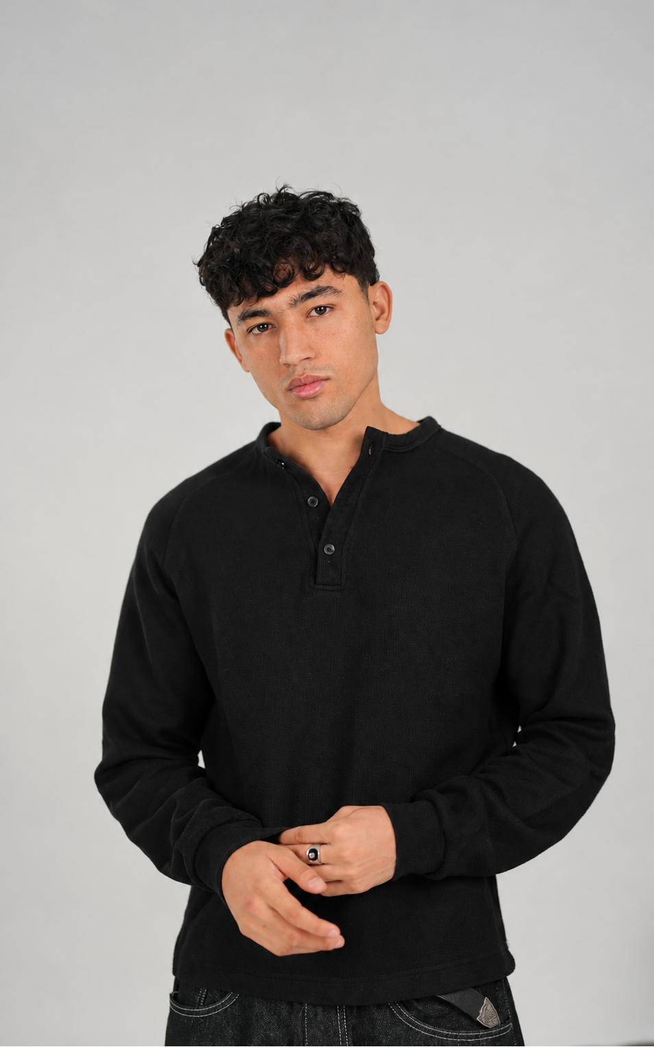 WNS BLACK HENLEY